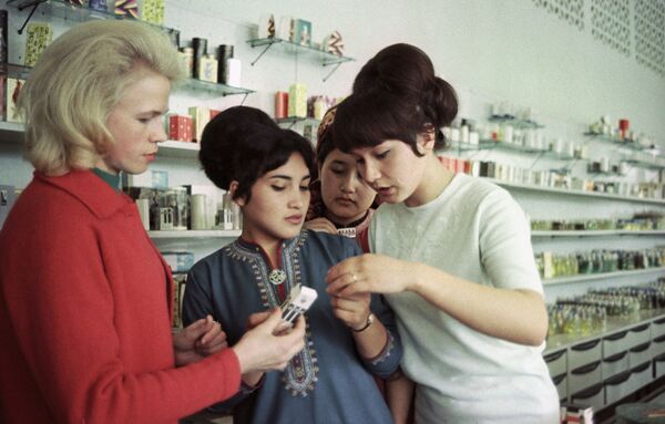 В торговом зале нового универсального магазина, открывшегося в Ашхабаде, Туркменская ССР, 1968 год - Sputnik Узбекистан
