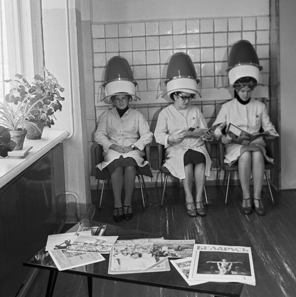 Женщины сидят в парикмахерской под сушилками для волос, 1980 год - Sputnik Узбекистан