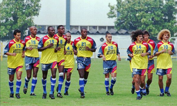 Сборная Колумбии во время последней тренировки перед отъездом на Кубок мира 1998 года во Францию Сборная Колумбии во время последней тренировки перед отъездом на Кубок мира 1998 года во Францию - Sputnik Узбекистан