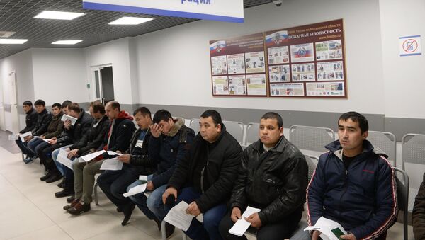 Иностранные граждане в очереди на дактилоскопическую регистрацию, архивное фото - Sputnik Узбекистан