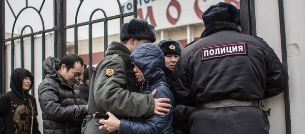 Полиция проводит проверку миграционного законодательства в ТЦ Москва в Люблино Полиция проводит проверку миграционного законодательства в ТЦ Москва в Люблино - Sputnik Ўзбекистон