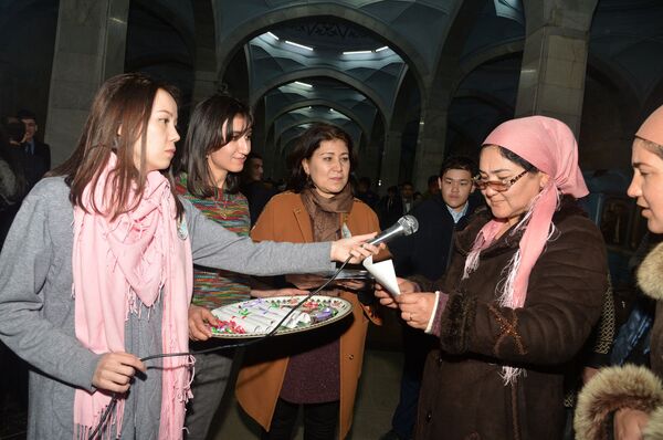 Акция по чтению стихов Алишера Навои в ташкентском метро Акция по чтению стихов Алишера Навои в ташкентском метро - Sputnik Узбекистан