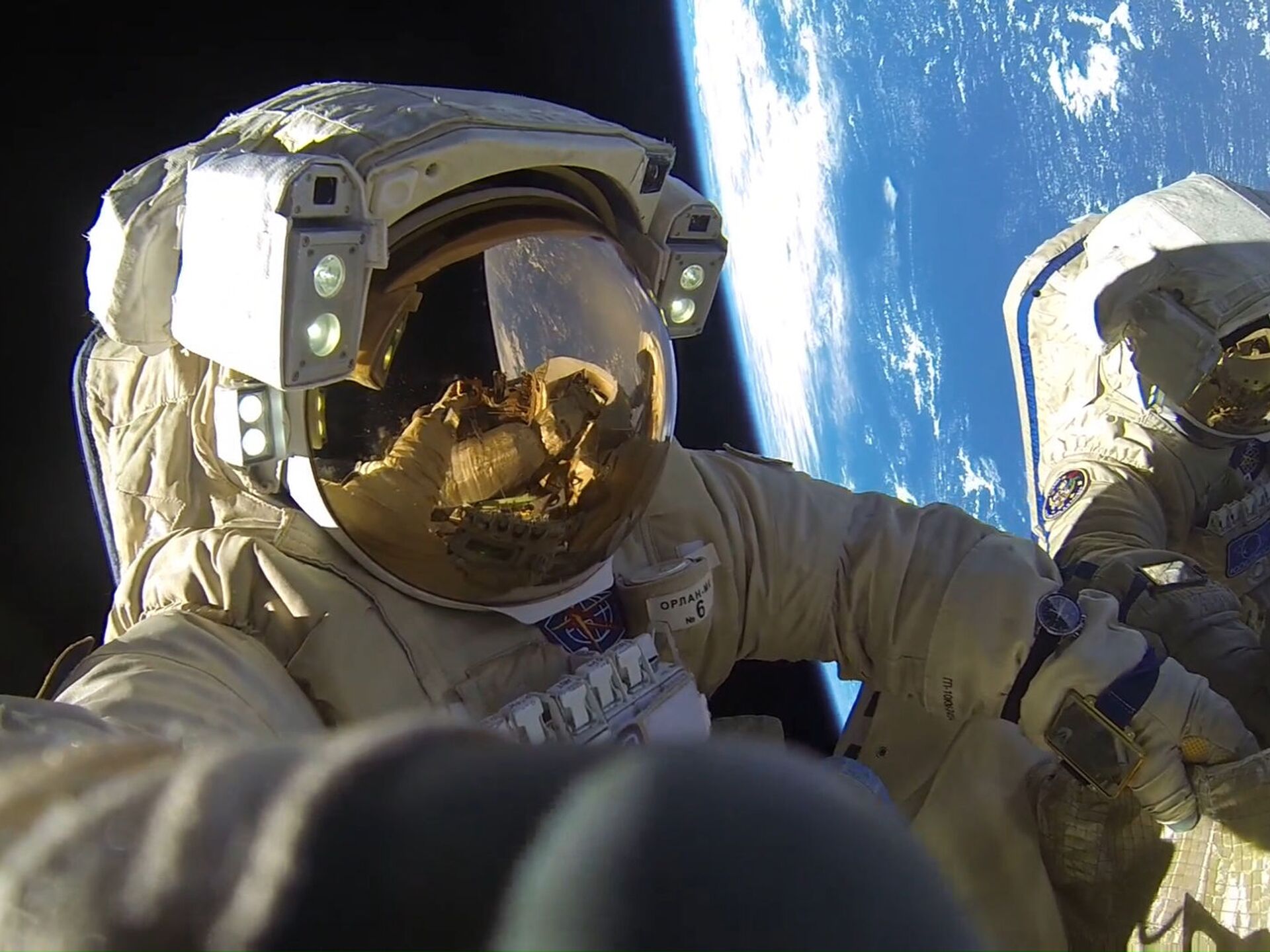 Российские космонавты вышли в космос. Скафандр Орлан МКС. Орлан 78 скафандр. Космонавт в открытом космосе Роскосмос.