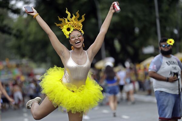 В Рио-де-Жанейро 9 февраля стартовал самый знаменитый карнавал в мире. Участвуют в нем десятки музыкальных и танцевальных коллективов со всех континентов. Но главная борьба традиционно развернется между 12 бразильскими школами самбы. Карнавал продлится пять дней. - Sputnik Узбекистан