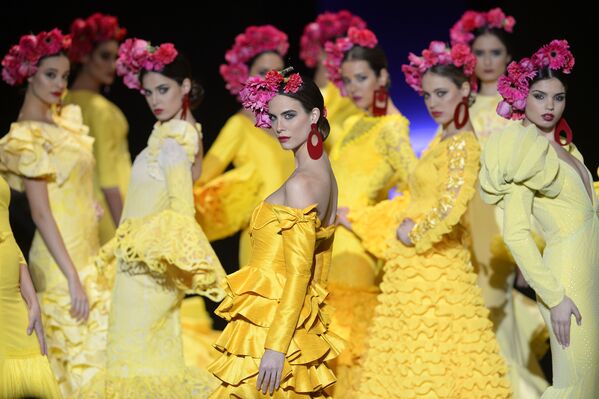 Модели во время показа на международной неделе моды фламенко в Севилье, где дизайнеры показывают новые творения  для исполнителей этого танца. - Sputnik Узбекистан