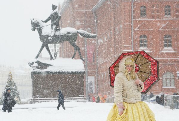 Женщина на Манежной площади во время снегопада в Москве, где 3-4 февраля выпало более половины месячной нормы осадков. Последний раз такое количество было зафиксировано 146 лет назад. - Sputnik Узбекистан