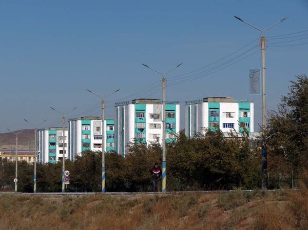 Жилые дома в Учкудуке, где живут рабочие комбината, построены еще в советское время - Sputnik Узбекистан