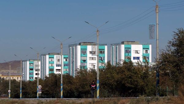 Жилые дома в Учкудуке, где живут рабочие комбината, построены еще в советское время - Sputnik Узбекистан