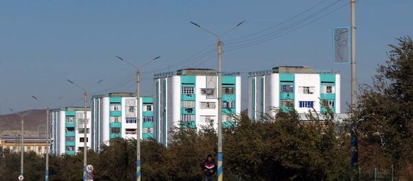 Жилые дома в Учкудуке, где живут рабочие комбината, построены еще в советское время - Sputnik Узбекистан