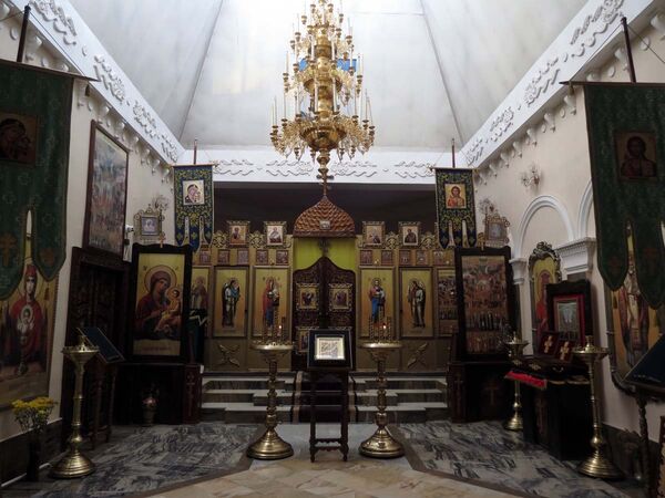 Церковь была построена в 2001-07 годах, а ее резные двери делал узбекский усто. - Sputnik Узбекистан