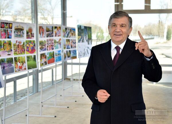 Президент Узбекистана Шавкат Мирзиёев во время визита в Алмазарский район Ташкента Президент Узбекистана Шавкат Мирзиёев во время визита в Алмазарский район Ташкента - Sputnik Узбекистан