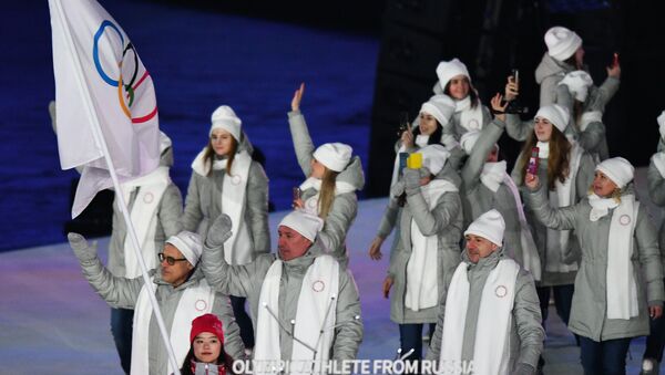 Российские спортсмены идут под Олимпийским флагом во время парада атлетов на церемонии открытия XXIII зимних Олимпийских игр в Пхенчхане. - Sputnik Узбекистан