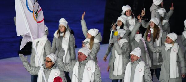 Российские спортсмены идут под Олимпийским флагом во время парада атлетов на церемонии открытия XXIII зимних Олимпийских игр в Пхенчхане. - Sputnik Узбекистан
