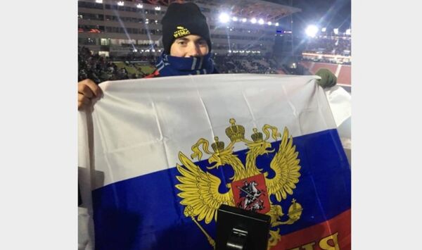 Болельщик из США развернул на трибуне российский флаг на открытии Олимпиады Болельщик из США развернул на трибуне российский флаг на открытии Олимпиады - Sputnik Узбекистан