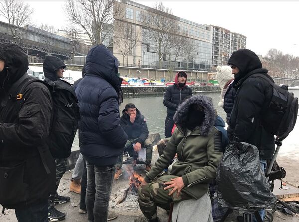 Проснувшись рано утром, афганцы заворачиваются в одеяла и плотные шарфы и усаживаются вокруг костра Проснувшись рано утром, афганцы заворачиваются в одеяла и плотные шарфы и усаживаются вокруг костра - Sputnik Узбекистан