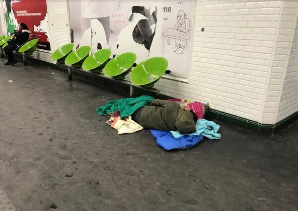 Найти мигрантов нетрудно — у любой станции метро, у любого вокзала Найти мигрантов нетрудно — у любой станции метро, у любого вокзала - Sputnik Узбекистан