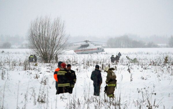 Аварийные службы работают на месте крушения самолета Ан-148 в Московской области - Sputnik Узбекистан