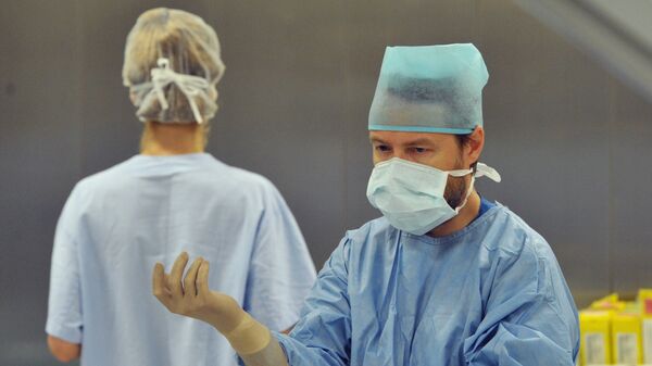 Хирург перед началом операции - Sputnik Узбекистан