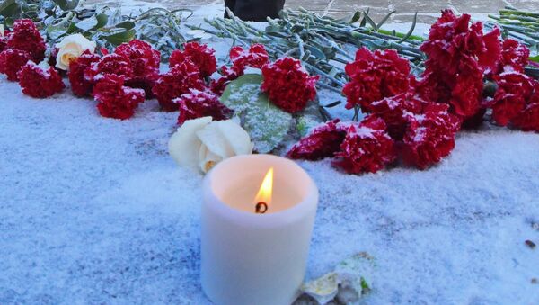 Жители Оренбурга несут цветы к монументу Валерия Чкалова в память о жертвах крушения Ан-148 - Sputnik Узбекистан