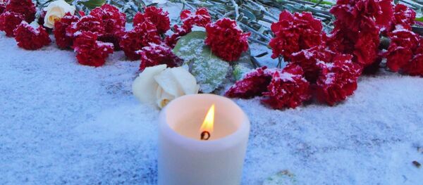 Жители Оренбурга несут цветы к монументу Валерия Чкалова в память о жертвах крушения Ан-148 - Sputnik Узбекистан