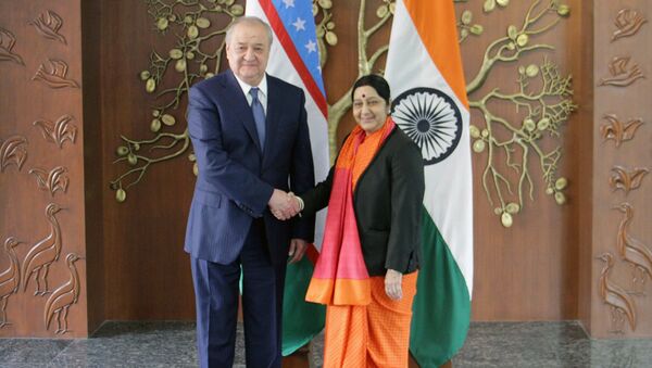 Министр иностранных дел Республики Узбекистан Абдулазиз Камилов с Министром иностранных дел Республики Индия Сушмой Сварадж - Sputnik Узбекистан