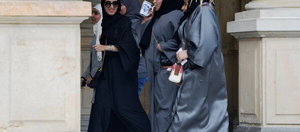 Женщины в Мельничной колоннаде Женщины в Мельничной колоннаде - Sputnik Узбекистан