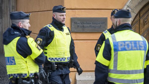 Шведская полиция рядом с зданием суда - Sputnik Узбекистан