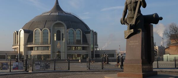 Памятник русскому промышленнику Никите Демидову перед зданием тульского государственного музея оружия - Sputnik Узбекистан