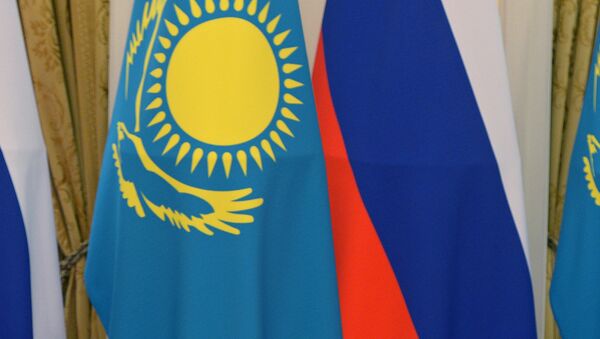 Флаги Казахстана и Россси - Sputnik Узбекистан