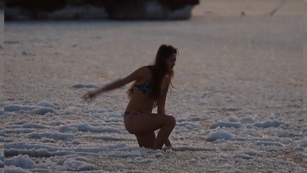 Девушка в ледяном море - Sputnik Узбекистан