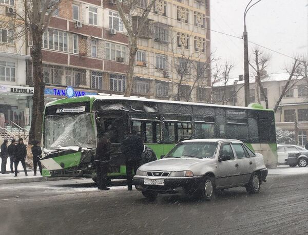 ДТП автобуса и инкассаторской машины - Sputnik Ўзбекистон