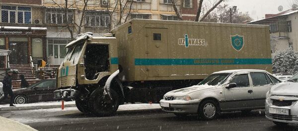 ДТП с участием автобуса и инкассаторской машины ДТП с участием автобуса и инкассаторской машины - Sputnik Ўзбекистон