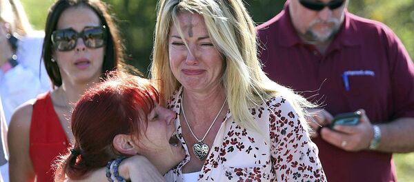 Родители учеников школы в Паркленде, где произошла стрельба - Sputnik Ўзбекистон