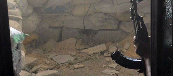 Автомат в руке боевика Автомат в руке боевика - Sputnik Узбекистан