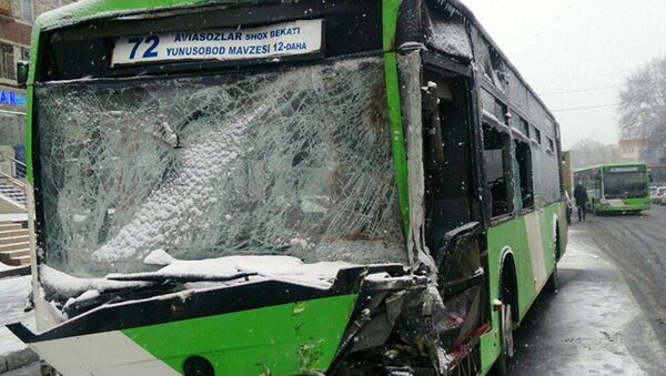 Машина службы инкассации столкнулась с пассажирским автобусом в Ташкенте - Sputnik Узбекистан