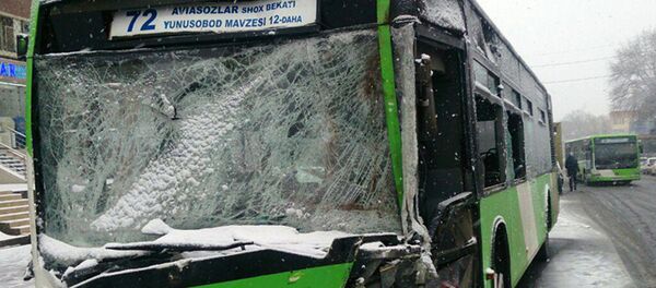 Машина службы инкассации столкнулась с пассажирским автобусом в Ташкенте - Sputnik Узбекистан