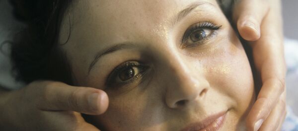 Девушка на процедуре в косметологической лечебнице Девушка на процедуре в косметологической лечебнице - Sputnik Узбекистан