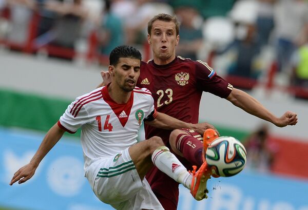 Бывший игрок Локомотива Мубарак Буссуфа и полузащитник Спартака Дмитрий Комбаров в ходе товарищеской встречи национальных сборных в 2014 году. Бывший игрок Локомотива Мубарак Буссуфа и полузащитник Спартака Дмитрий Комбаров в ходе товарищеской встречи национальных сборных в 2014 году. - Sputnik Узбекистан