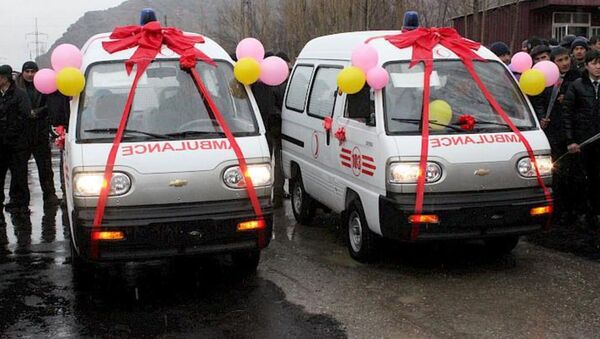 Узбекистан передал Кыргызстану автомобили скорой помощи - Sputnik Ўзбекистон