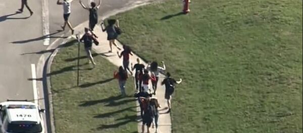 Подросток устроил стрельбу в школе во Флориде - Sputnik Узбекистан