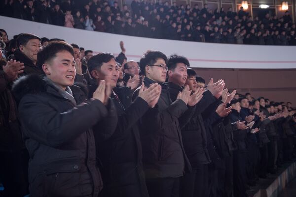 Зрители на Фестивале фигурного катания в честь годовщины дня рождения Ким Чен Ира в Пхеньяне, КНДР - Sputnik Узбекистан