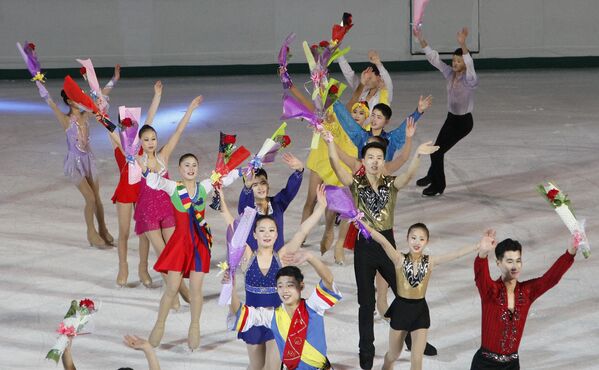 Выступление фигуристов на Фестивале фигурного катания в честь годовщины дня рождения Ким Чен Ира в Пхеньяне, КНДР - Sputnik Узбекистан