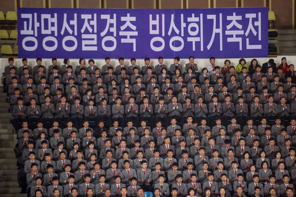 Зрители на Фестивале фигурного катания в честь годовщины дня рождения Ким Чен Ира в Пхеньяне, КНДР - Sputnik Узбекистан