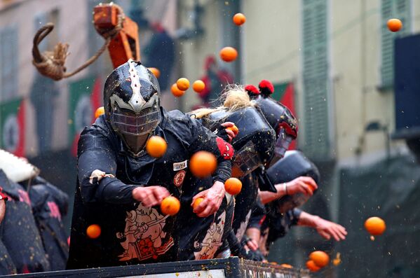 Italiyaning Ivrea shahrida apelsin jangi bayrami o‘tkazildi. 11-fevral. - Sputnik O‘zbekiston