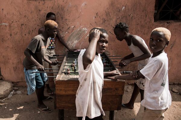 Дети играют в настольный футбол в городе Бисау, Гвинея-Бисау, бывшей португальской колонии в Западной Африке. - Sputnik Узбекистан