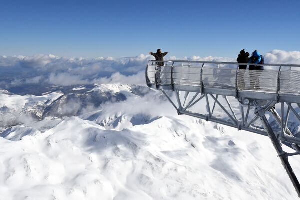 Мужчина позирует на 12-метровой платформе, расположенной над одной из самых высоких горных вершин Франции Миди-де-Бигор. Высота - 2877 м. Название означает Южный Пик Бигорра. - Sputnik Узбекистан