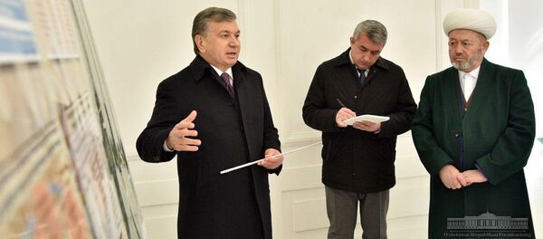 Шавкат Мирзиёев во время посещения мемориального комплекса Ходжа Абдухолик Гиждуваний Шавкат Мирзиёев во время посещения мемориального комплекса Ходжа Абдухолик Гиждуваний - Sputnik Ўзбекистон