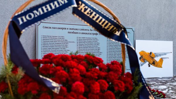 Цветы в память о погибших при крушении самолета Ан-148 - Sputnik Узбекистан
