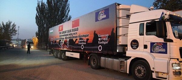 Узбекистан отправляет первую автоколонну по маршруту Ташкент-Ош-Кашгар Узбекистан отправляет первую автоколонну по маршруту Ташкент-Ош-Кашгар - Sputnik Узбекистан