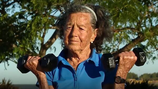 СПУТНИК_83-летняя бабушка готовится к покорению самой высокой вершины за пределами Азии - Sputnik Узбекистан